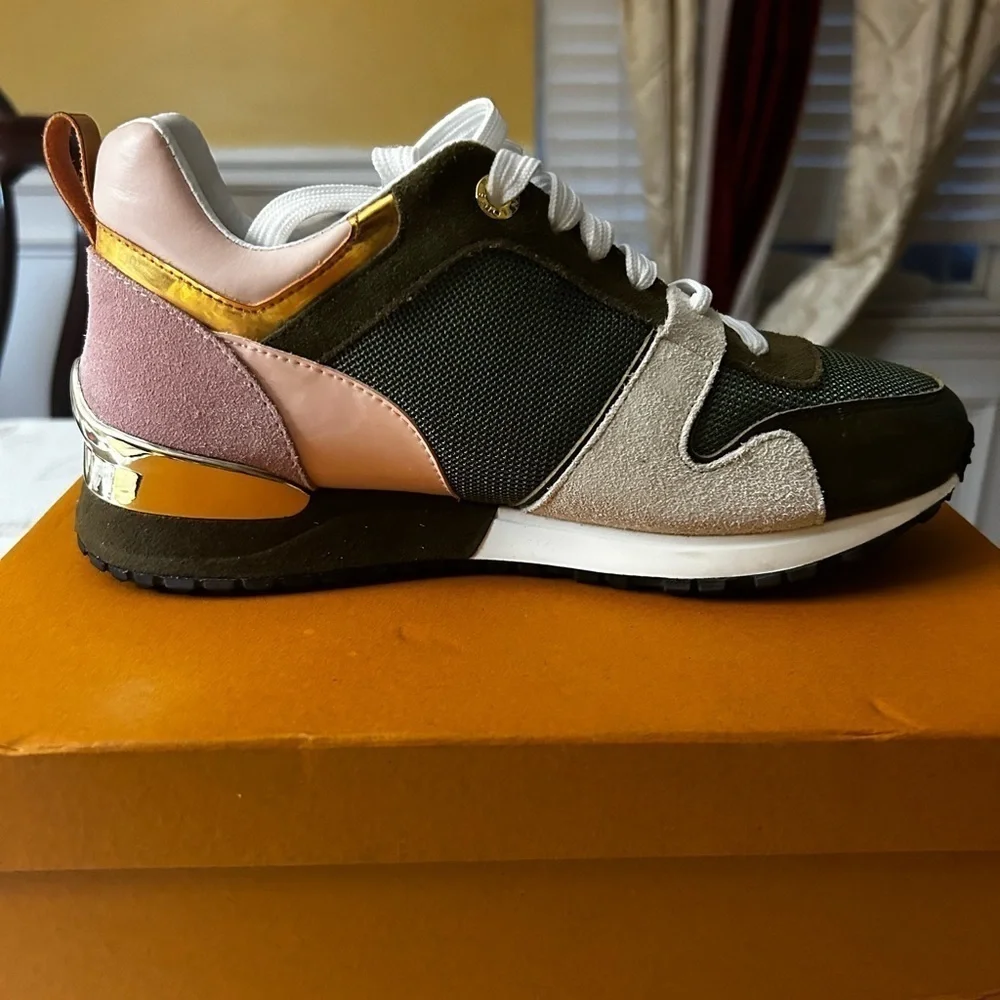 LOUIS VUITTON  Suede Calfskin Run Away Sneakers 39 Kaki